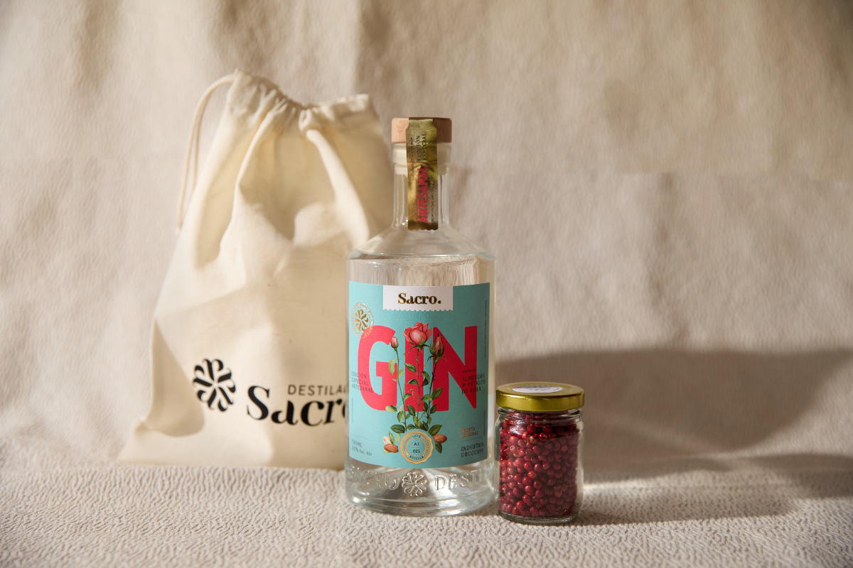 Gin Sacro de almendras y rosas